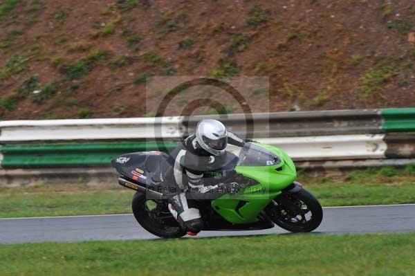 Mallory park Leicestershire;Mallory park photographs;Motorcycle action photographs;event digital images;eventdigitalimages;mallory park;no limits trackday;peter wileman photography;trackday;trackday digital images;trackday photos