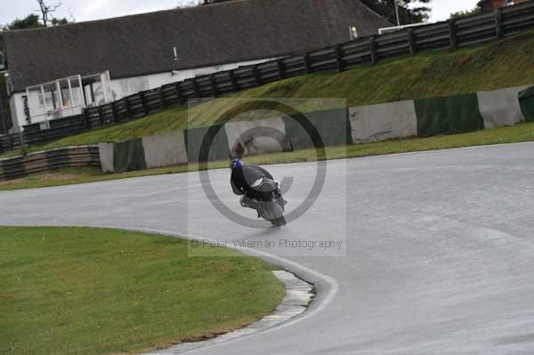 Mallory park Leicestershire;Mallory park photographs;Motorcycle action photographs;event digital images;eventdigitalimages;mallory park;no limits trackday;peter wileman photography;trackday;trackday digital images;trackday photos