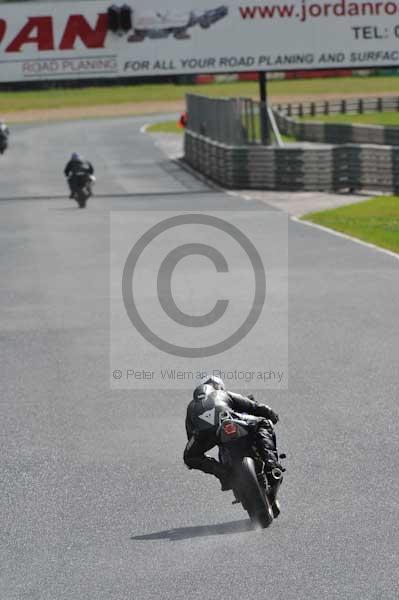 Mallory park Leicestershire;Mallory park photographs;Motorcycle action photographs;event digital images;eventdigitalimages;mallory park;no limits trackday;peter wileman photography;trackday;trackday digital images;trackday photos