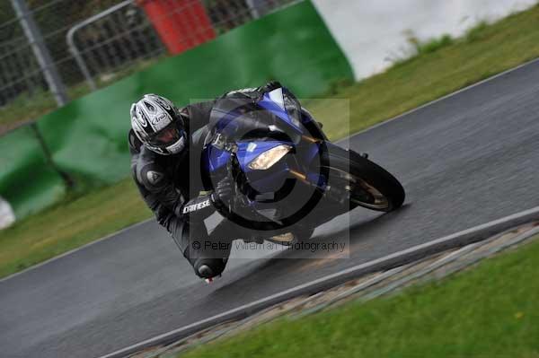 Mallory park Leicestershire;Mallory park photographs;Motorcycle action photographs;event digital images;eventdigitalimages;mallory park;no limits trackday;peter wileman photography;trackday;trackday digital images;trackday photos