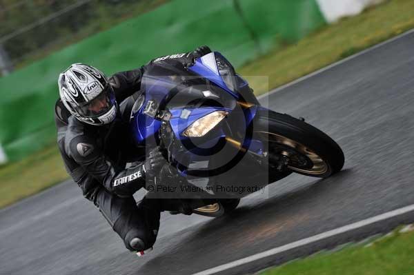 Mallory park Leicestershire;Mallory park photographs;Motorcycle action photographs;event digital images;eventdigitalimages;mallory park;no limits trackday;peter wileman photography;trackday;trackday digital images;trackday photos