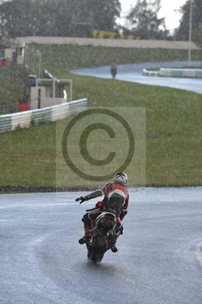 Mallory park Leicestershire;Mallory park photographs;Motorcycle action photographs;event digital images;eventdigitalimages;mallory park;no limits trackday;peter wileman photography;trackday;trackday digital images;trackday photos