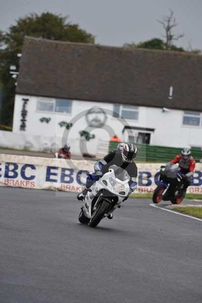 Mallory park Leicestershire;Mallory park photographs;Motorcycle action photographs;event digital images;eventdigitalimages;mallory park;no limits trackday;peter wileman photography;trackday;trackday digital images;trackday photos