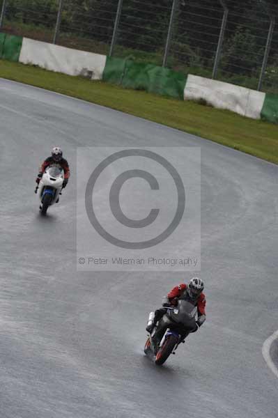 Mallory park Leicestershire;Mallory park photographs;Motorcycle action photographs;event digital images;eventdigitalimages;mallory park;no limits trackday;peter wileman photography;trackday;trackday digital images;trackday photos