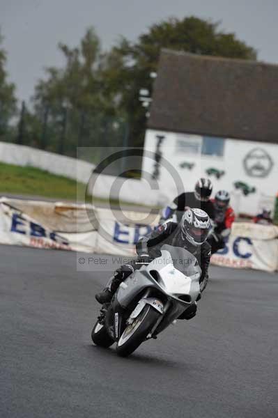 Mallory park Leicestershire;Mallory park photographs;Motorcycle action photographs;event digital images;eventdigitalimages;mallory park;no limits trackday;peter wileman photography;trackday;trackday digital images;trackday photos