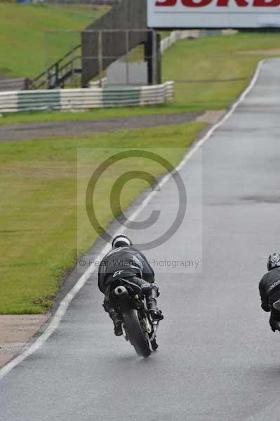 Mallory park Leicestershire;Mallory park photographs;Motorcycle action photographs;event digital images;eventdigitalimages;mallory park;no limits trackday;peter wileman photography;trackday;trackday digital images;trackday photos