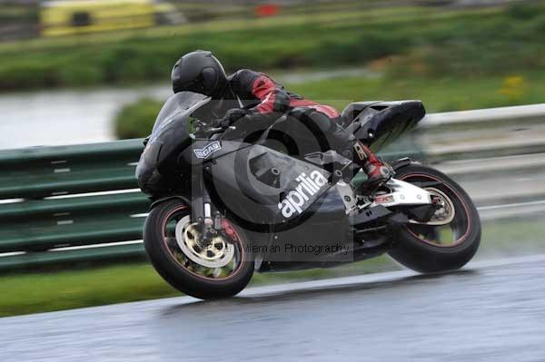 Mallory park Leicestershire;Mallory park photographs;Motorcycle action photographs;event digital images;eventdigitalimages;mallory park;no limits trackday;peter wileman photography;trackday;trackday digital images;trackday photos