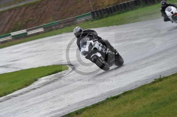 Mallory park Leicestershire;Mallory park photographs;Motorcycle action photographs;event digital images;eventdigitalimages;mallory park;no limits trackday;peter wileman photography;trackday;trackday digital images;trackday photos