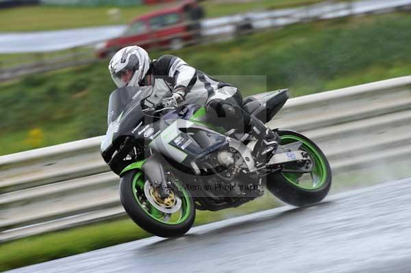 Mallory park Leicestershire;Mallory park photographs;Motorcycle action photographs;event digital images;eventdigitalimages;mallory park;no limits trackday;peter wileman photography;trackday;trackday digital images;trackday photos