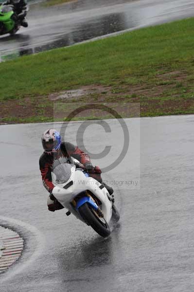 Mallory park Leicestershire;Mallory park photographs;Motorcycle action photographs;event digital images;eventdigitalimages;mallory park;no limits trackday;peter wileman photography;trackday;trackday digital images;trackday photos