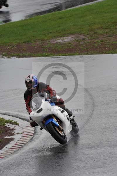 Mallory park Leicestershire;Mallory park photographs;Motorcycle action photographs;event digital images;eventdigitalimages;mallory park;no limits trackday;peter wileman photography;trackday;trackday digital images;trackday photos