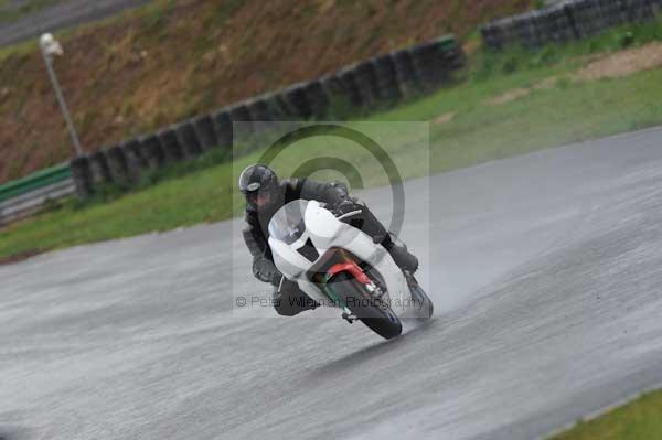 Mallory park Leicestershire;Mallory park photographs;Motorcycle action photographs;event digital images;eventdigitalimages;mallory park;no limits trackday;peter wileman photography;trackday;trackday digital images;trackday photos