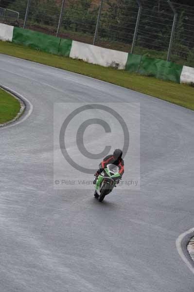 Mallory park Leicestershire;Mallory park photographs;Motorcycle action photographs;event digital images;eventdigitalimages;mallory park;no limits trackday;peter wileman photography;trackday;trackday digital images;trackday photos