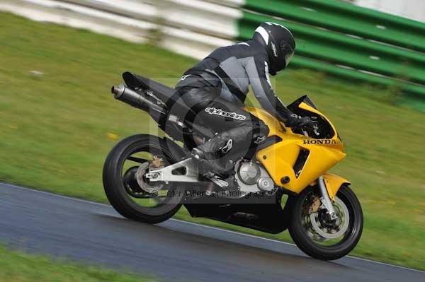 Mallory park Leicestershire;Mallory park photographs;Motorcycle action photographs;event digital images;eventdigitalimages;mallory park;no limits trackday;peter wileman photography;trackday;trackday digital images;trackday photos