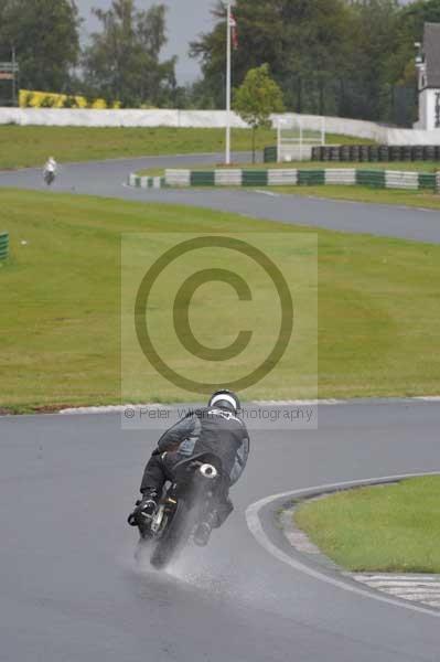 Mallory park Leicestershire;Mallory park photographs;Motorcycle action photographs;event digital images;eventdigitalimages;mallory park;no limits trackday;peter wileman photography;trackday;trackday digital images;trackday photos