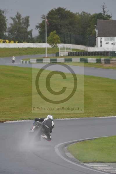 Mallory park Leicestershire;Mallory park photographs;Motorcycle action photographs;event digital images;eventdigitalimages;mallory park;no limits trackday;peter wileman photography;trackday;trackday digital images;trackday photos