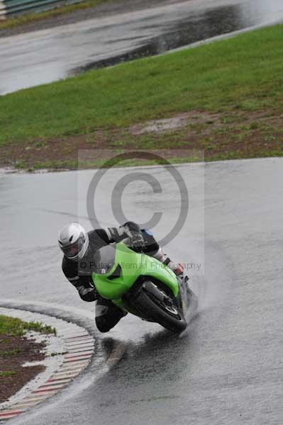 Mallory park Leicestershire;Mallory park photographs;Motorcycle action photographs;event digital images;eventdigitalimages;mallory park;no limits trackday;peter wileman photography;trackday;trackday digital images;trackday photos