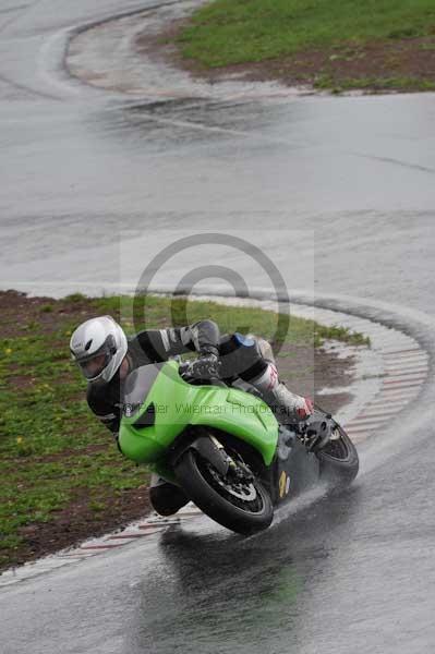 Mallory park Leicestershire;Mallory park photographs;Motorcycle action photographs;event digital images;eventdigitalimages;mallory park;no limits trackday;peter wileman photography;trackday;trackday digital images;trackday photos