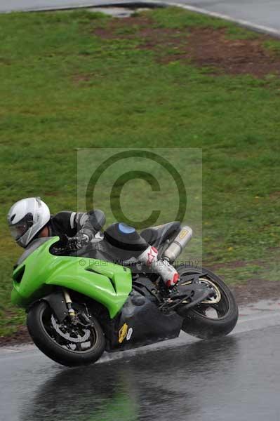 Mallory park Leicestershire;Mallory park photographs;Motorcycle action photographs;event digital images;eventdigitalimages;mallory park;no limits trackday;peter wileman photography;trackday;trackday digital images;trackday photos