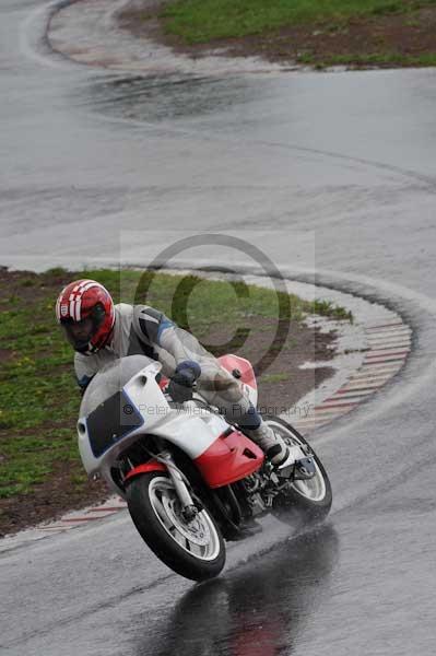 Mallory park Leicestershire;Mallory park photographs;Motorcycle action photographs;event digital images;eventdigitalimages;mallory park;no limits trackday;peter wileman photography;trackday;trackday digital images;trackday photos