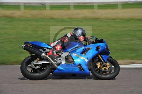 Motorcycle action photographs;Rockingham;Rockingham photographs;event digital images;eventdigitalimages;no limits trackday;peter wileman photography;rockingham corby northamptonshire;trackday;trackday digital images;trackday photos