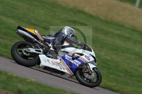 Motorcycle action photographs;Rockingham;Rockingham photographs;event digital images;eventdigitalimages;no limits trackday;peter wileman photography;rockingham corby northamptonshire;trackday;trackday digital images;trackday photos