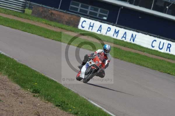 Motorcycle action photographs;Rockingham;Rockingham photographs;event digital images;eventdigitalimages;no limits trackday;peter wileman photography;rockingham corby northamptonshire;trackday;trackday digital images;trackday photos