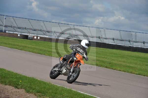 Motorcycle action photographs;Rockingham;Rockingham photographs;event digital images;eventdigitalimages;no limits trackday;peter wileman photography;rockingham corby northamptonshire;trackday;trackday digital images;trackday photos