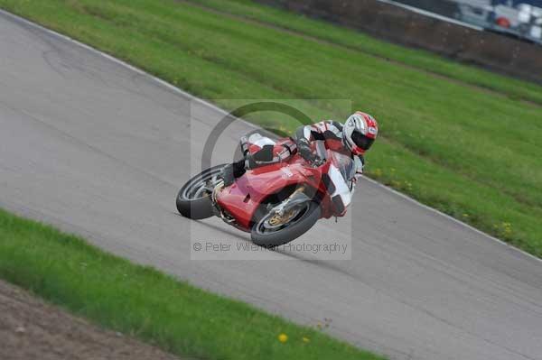 Motorcycle action photographs;Rockingham;Rockingham photographs;event digital images;eventdigitalimages;no limits trackday;peter wileman photography;rockingham corby northamptonshire;trackday;trackday digital images;trackday photos