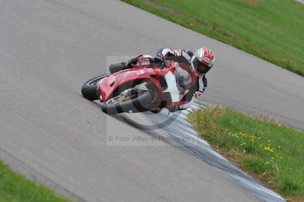 Motorcycle action photographs;Rockingham;Rockingham photographs;event digital images;eventdigitalimages;no limits trackday;peter wileman photography;rockingham corby northamptonshire;trackday;trackday digital images;trackday photos