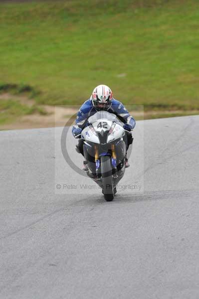 Motorcycle action photographs;cadwell;cadwell park photographs;event digital images;eventdigitalimages;motor racing louth lincolnshire;no limits trackday;peter wileman photography;trackday;trackday digital images;trackday photos