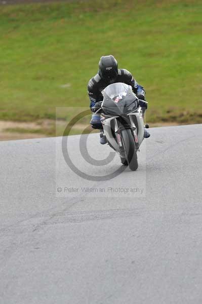 Motorcycle action photographs;cadwell;cadwell park photographs;event digital images;eventdigitalimages;motor racing louth lincolnshire;no limits trackday;peter wileman photography;trackday;trackday digital images;trackday photos