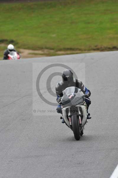 Motorcycle action photographs;cadwell;cadwell park photographs;event digital images;eventdigitalimages;motor racing louth lincolnshire;no limits trackday;peter wileman photography;trackday;trackday digital images;trackday photos