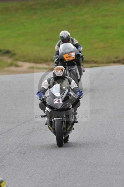 Motorcycle action photographs;cadwell;cadwell park photographs;event digital images;eventdigitalimages;motor racing louth lincolnshire;no limits trackday;peter wileman photography;trackday;trackday digital images;trackday photos