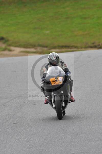 Motorcycle action photographs;cadwell;cadwell park photographs;event digital images;eventdigitalimages;motor racing louth lincolnshire;no limits trackday;peter wileman photography;trackday;trackday digital images;trackday photos