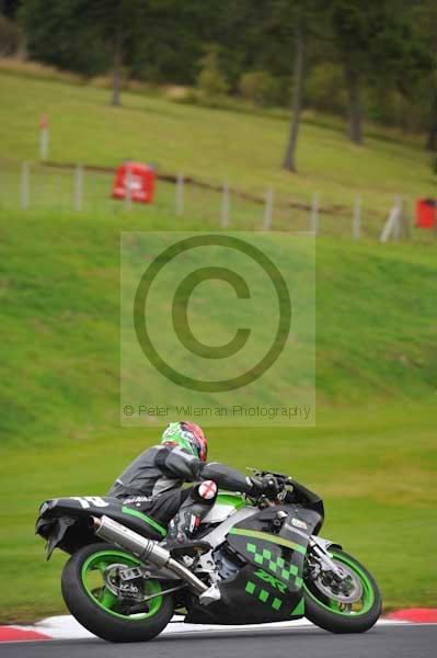 Motorcycle action photographs;cadwell;cadwell park photographs;event digital images;eventdigitalimages;motor racing louth lincolnshire;no limits trackday;peter wileman photography;trackday;trackday digital images;trackday photos