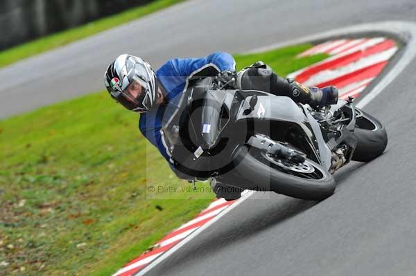 Motorcycle action photographs;cadwell;cadwell park photographs;event digital images;eventdigitalimages;motor racing louth lincolnshire;no limits trackday;peter wileman photography;trackday;trackday digital images;trackday photos