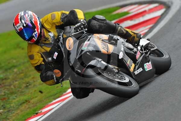 Motorcycle action photographs;cadwell;cadwell park photographs;event digital images;eventdigitalimages;motor racing louth lincolnshire;no limits trackday;peter wileman photography;trackday;trackday digital images;trackday photos