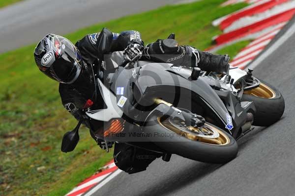 Motorcycle action photographs;cadwell;cadwell park photographs;event digital images;eventdigitalimages;motor racing louth lincolnshire;no limits trackday;peter wileman photography;trackday;trackday digital images;trackday photos