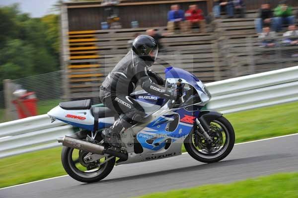 Motorcycle action photographs;cadwell;cadwell park photographs;event digital images;eventdigitalimages;motor racing louth lincolnshire;no limits trackday;peter wileman photography;trackday;trackday digital images;trackday photos