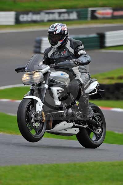 Motorcycle action photographs;cadwell;cadwell park photographs;event digital images;eventdigitalimages;motor racing louth lincolnshire;no limits trackday;peter wileman photography;trackday;trackday digital images;trackday photos