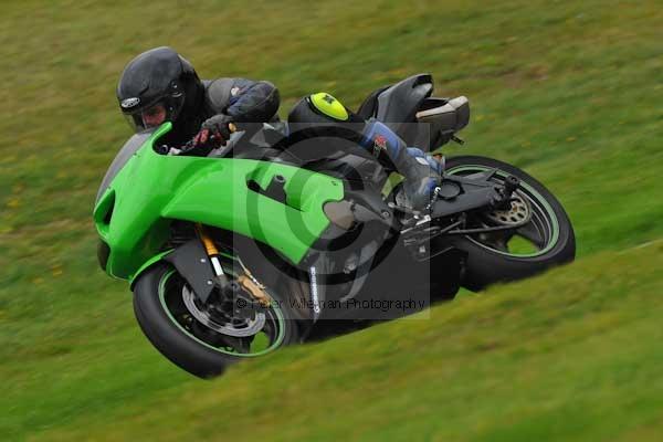 Motorcycle action photographs;cadwell;cadwell park photographs;event digital images;eventdigitalimages;motor racing louth lincolnshire;no limits trackday;peter wileman photography;trackday;trackday digital images;trackday photos