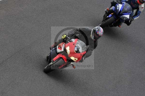 Motorcycle action photographs;cadwell;cadwell park photographs;event digital images;eventdigitalimages;motor racing louth lincolnshire;no limits trackday;peter wileman photography;trackday;trackday digital images;trackday photos