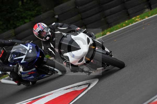 Motorcycle action photographs;cadwell;cadwell park photographs;event digital images;eventdigitalimages;motor racing louth lincolnshire;no limits trackday;peter wileman photography;trackday;trackday digital images;trackday photos