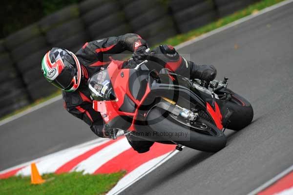 Motorcycle action photographs;cadwell;cadwell park photographs;event digital images;eventdigitalimages;motor racing louth lincolnshire;no limits trackday;peter wileman photography;trackday;trackday digital images;trackday photos