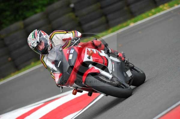 Motorcycle action photographs;cadwell;cadwell park photographs;event digital images;eventdigitalimages;motor racing louth lincolnshire;no limits trackday;peter wileman photography;trackday;trackday digital images;trackday photos