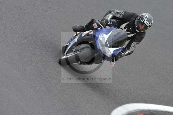 Motorcycle action photographs;cadwell;cadwell park photographs;event digital images;eventdigitalimages;motor racing louth lincolnshire;no limits trackday;peter wileman photography;trackday;trackday digital images;trackday photos