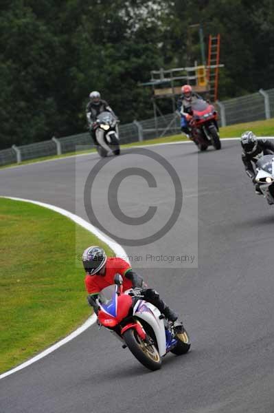 Motorcycle action photographs;cadwell;cadwell park photographs;event digital images;eventdigitalimages;motor racing louth lincolnshire;no limits trackday;peter wileman photography;trackday;trackday digital images;trackday photos