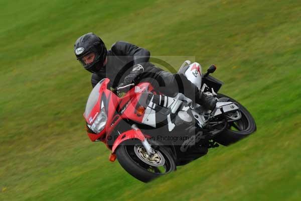 Motorcycle action photographs;cadwell;cadwell park photographs;event digital images;eventdigitalimages;motor racing louth lincolnshire;no limits trackday;peter wileman photography;trackday;trackday digital images;trackday photos