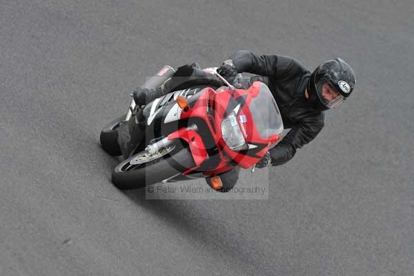 Motorcycle action photographs;cadwell;cadwell park photographs;event digital images;eventdigitalimages;motor racing louth lincolnshire;no limits trackday;peter wileman photography;trackday;trackday digital images;trackday photos